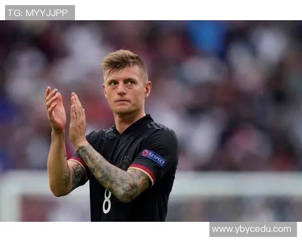 克罗斯在足球世界中的传奇之路与影响力分析