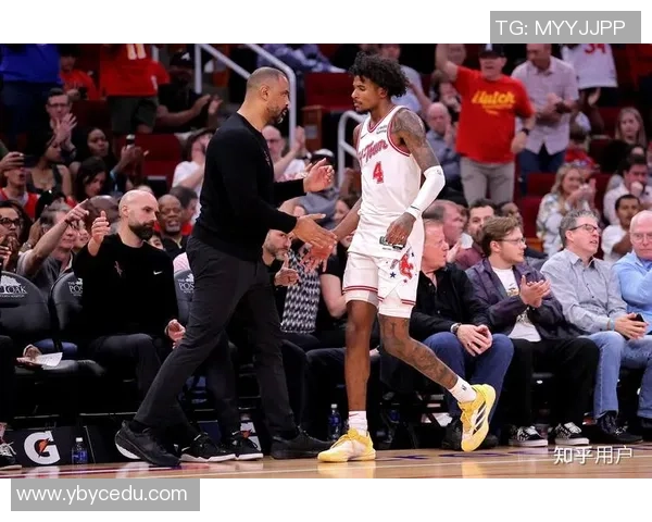 夏季连火箭与爵士的精彩对决展现篮球魅力与团队合作精神