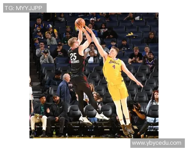 湖人对阵热火精彩全场回顾分析与赛后亮点总结