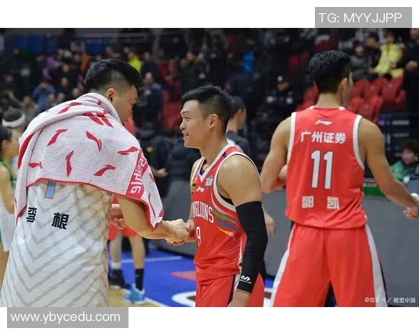 篮球明星欢庆胜利时刻展现团队精神与个人魅力的精彩瞬间